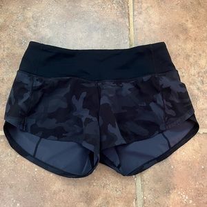 Lululemon Speed Up 2.5” size 0 Black Camo